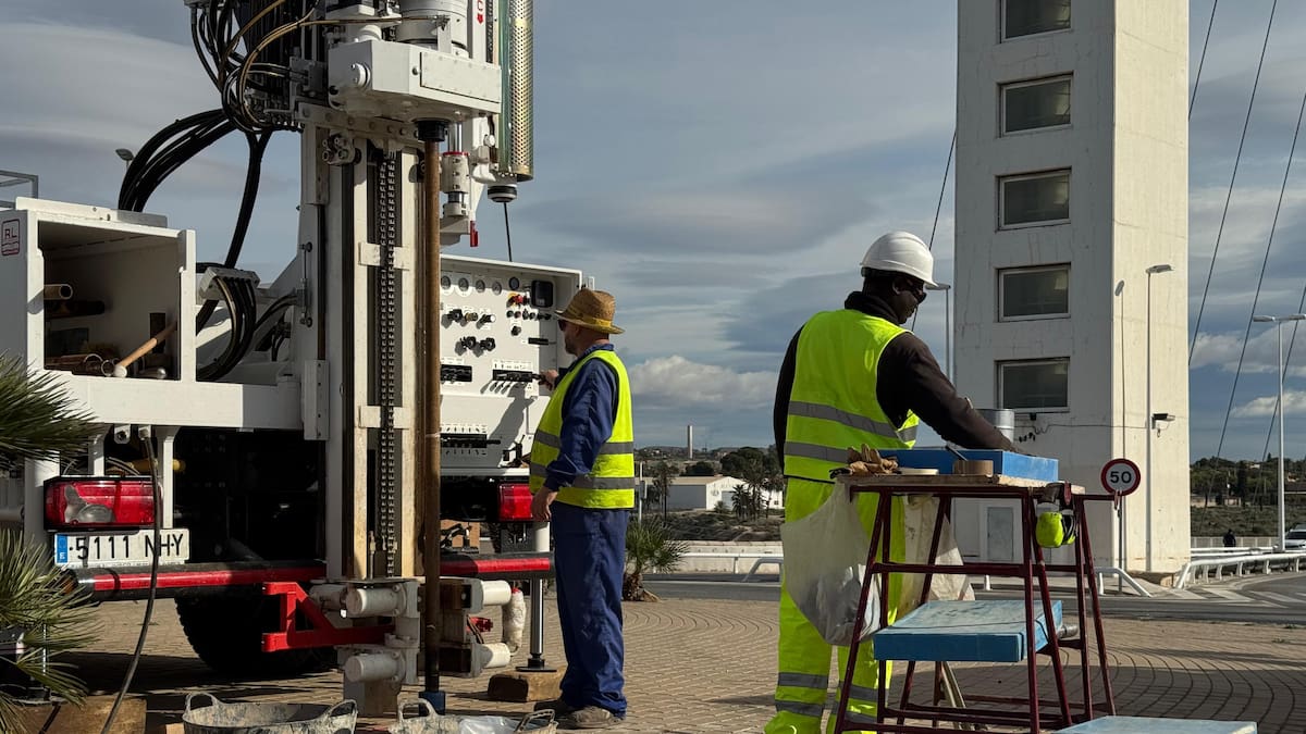Elche realiza una radiografía en profundidad del Puente del Bimil·lenari para resolver los socavones