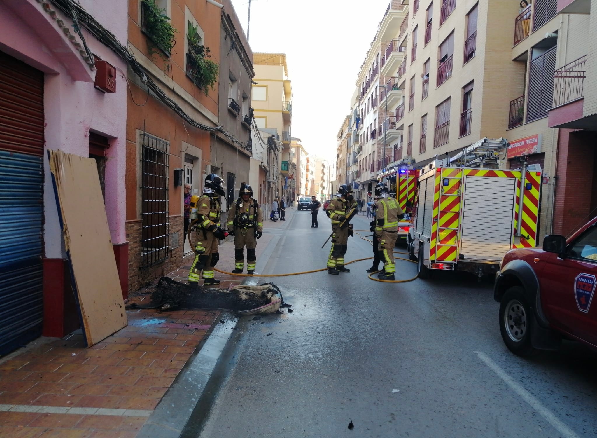 Bomberos sofocan un colchón en llamas en una vivienda la calle Ortega Melgares