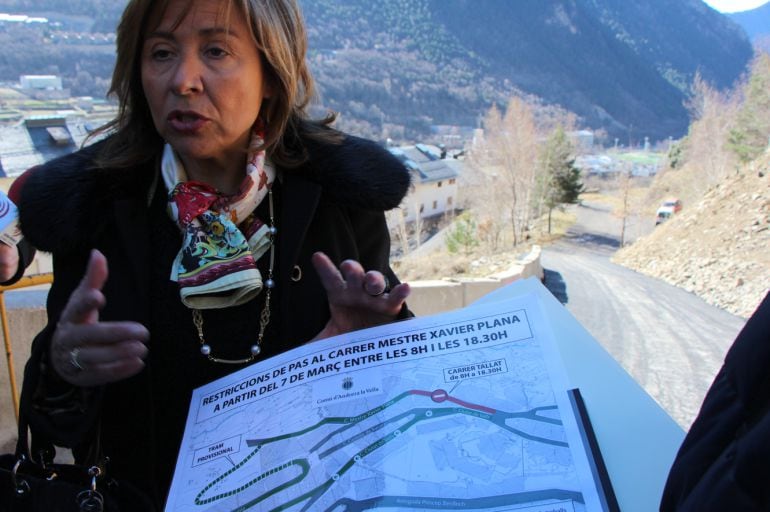 Conxita Marsol mostra el plànol amb les restriccions que es duran a terme a la zona del carrer Mestre Xavier Plana.