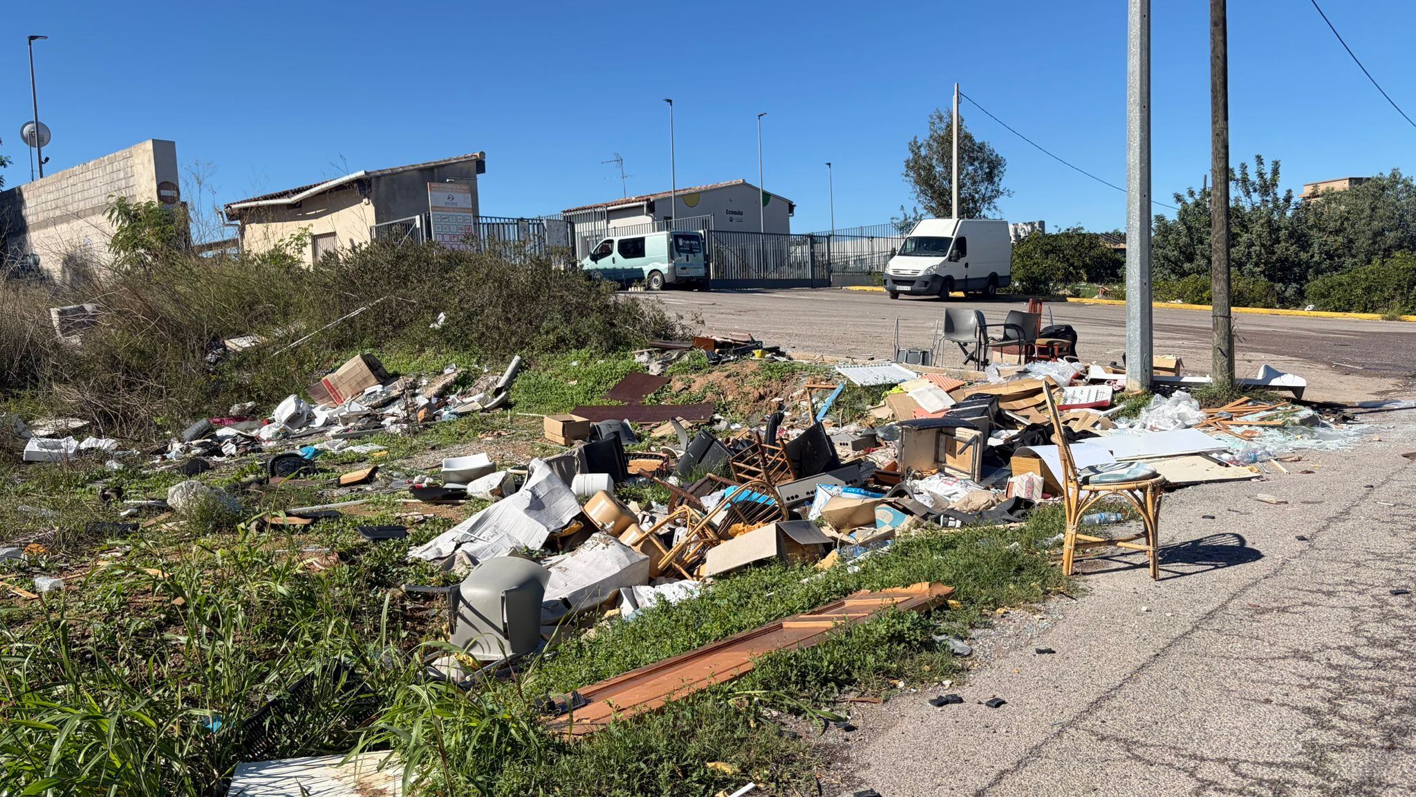 Escombros en los alrededores del ecoparque de Vara de Quart.