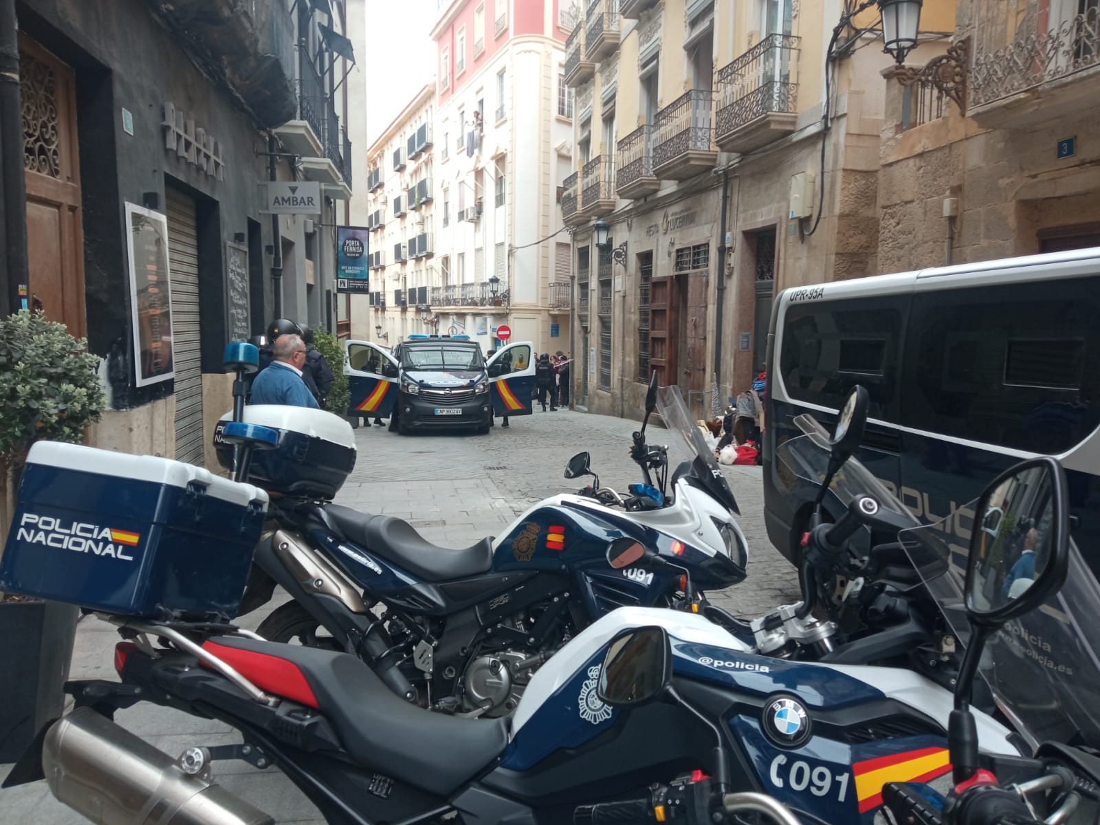 Dispositivo policial en el desahucio de la calle Heliodoro Guillén 3 de Alicante