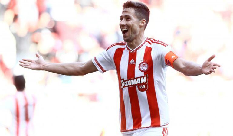 David Fuster celebra un gol durante un partido de la Superliga griega