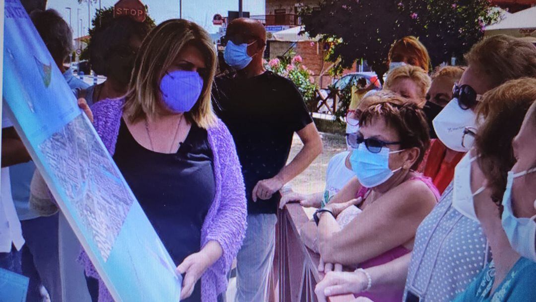 La alcaldesa presentando el proyecto a los vecinos