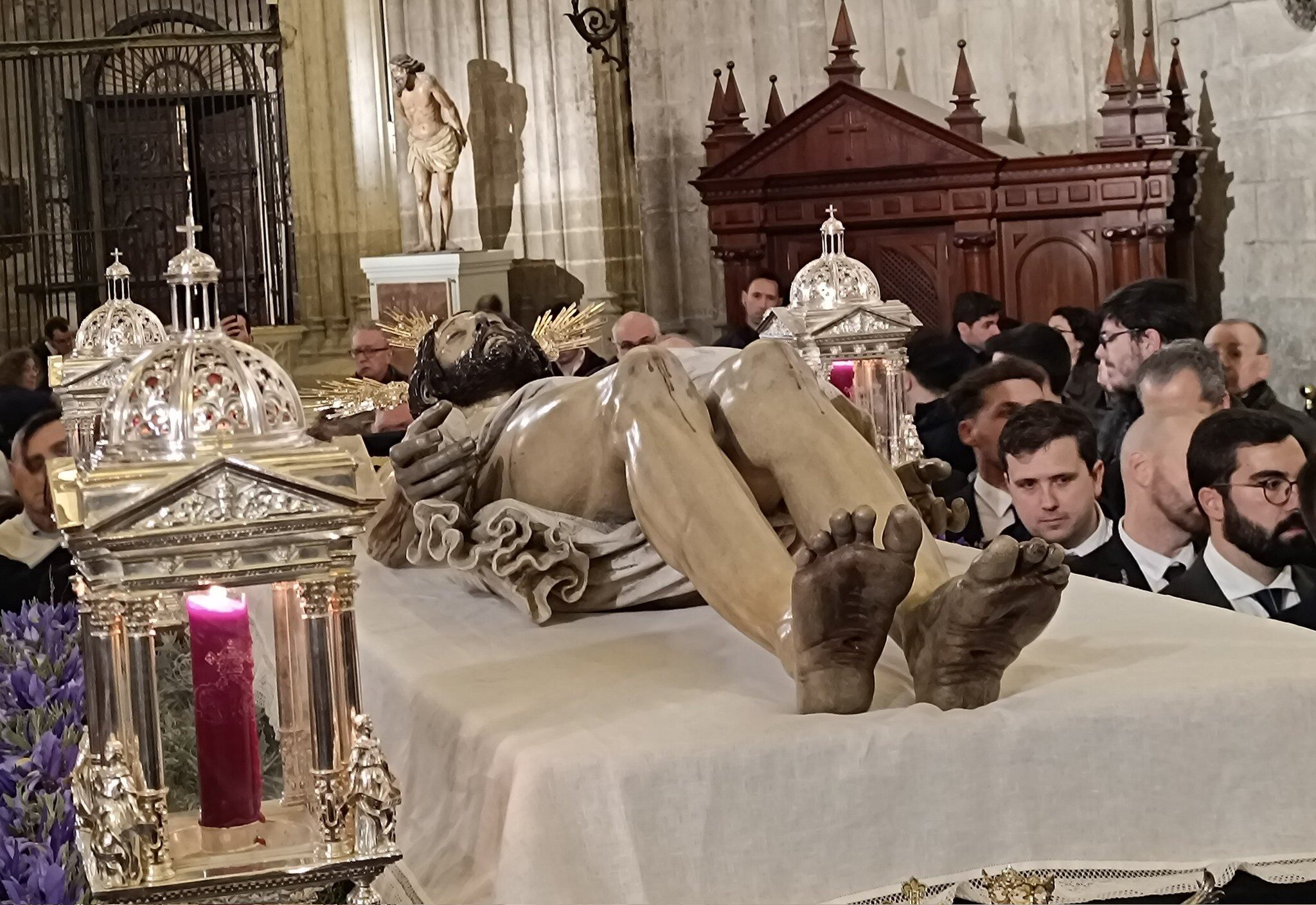 El Cristo yacente en el interior de la Catedral durante el 50º Vía Crucis de las Cofradías de Sevilla