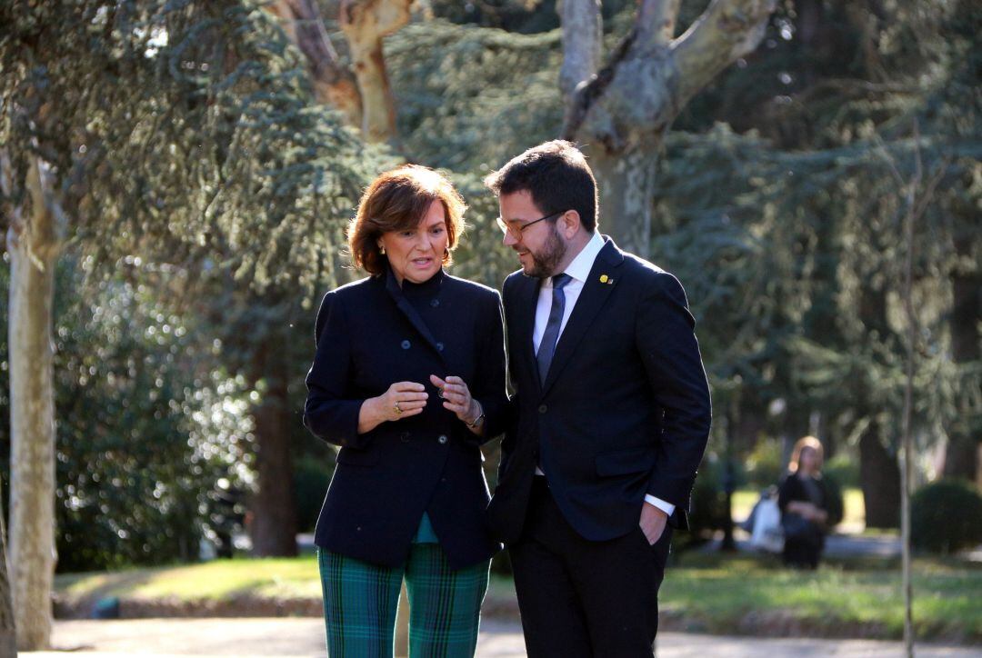 Carme Calvo y Pere Aragonés, hablando poco antes de entrar en la reunión de la mesa de diálogo en la Moncloa