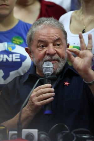 -FOTODELDIA- BRA56. SÃO PAULO (BRASIL), 04/03/2016.- El expresidente brasileño Luiz Inácio Lula da Silva (c) habla durante una rueda de prensa hoy, viernes 4 de marzo de 2016, en la sede del partido de los trabajadores, en Sao Paulo (Brasil). Luiz Inácio 