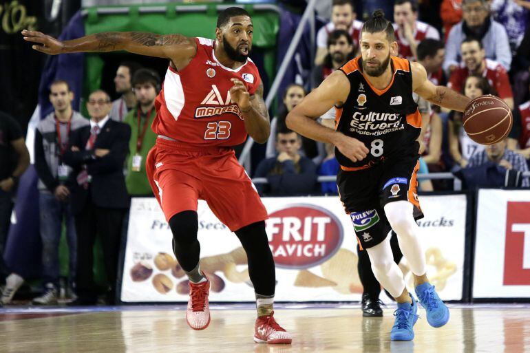 El base francés del Valencia Antoine Diot (d) lleva la pelota ante Thomas, del Manresa, durante el partido de la úndecima jornada de la fase regular de la Liga que ambos equipos disputaron en el pabellón Nou Congost de la localidad barcelonesa. EFE-Susanna Sáez