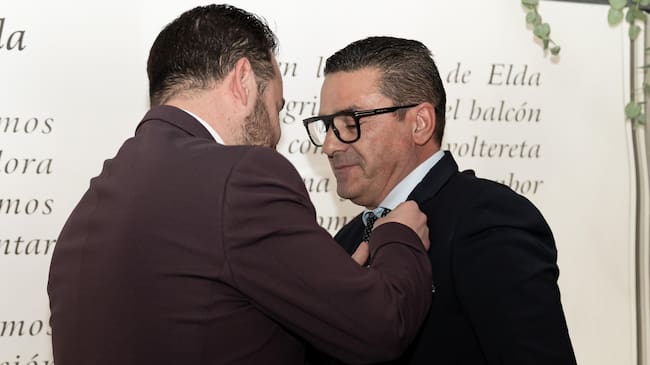 Momento histórico: Pedro García recibe la primera Escarapela de Plata de Estudiantes.