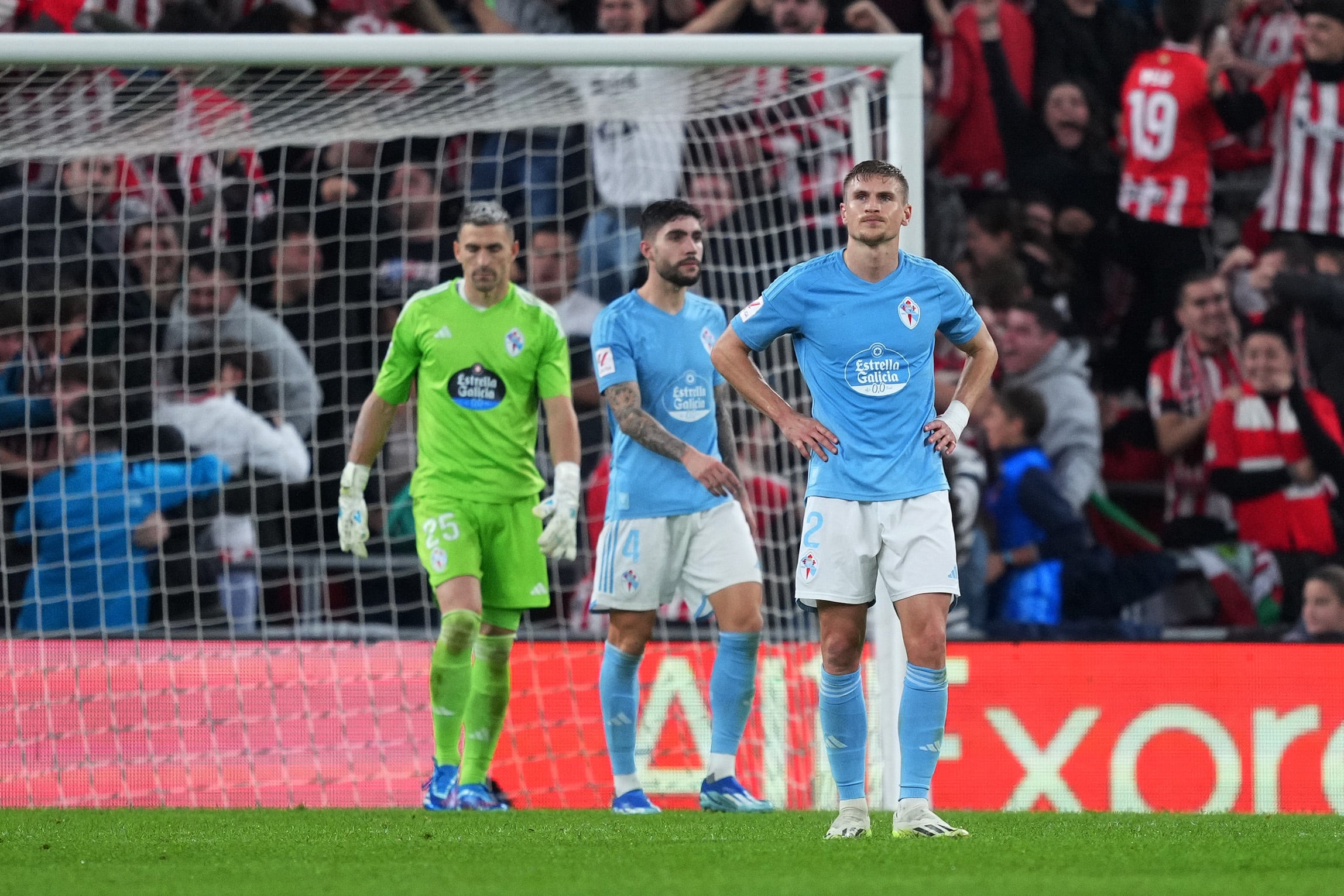 El RC Celta de Vigo lamenta un gol del Athletic Club en San Mamés. (Photo by Juan Manuel Serrano Arce/Getty Images)