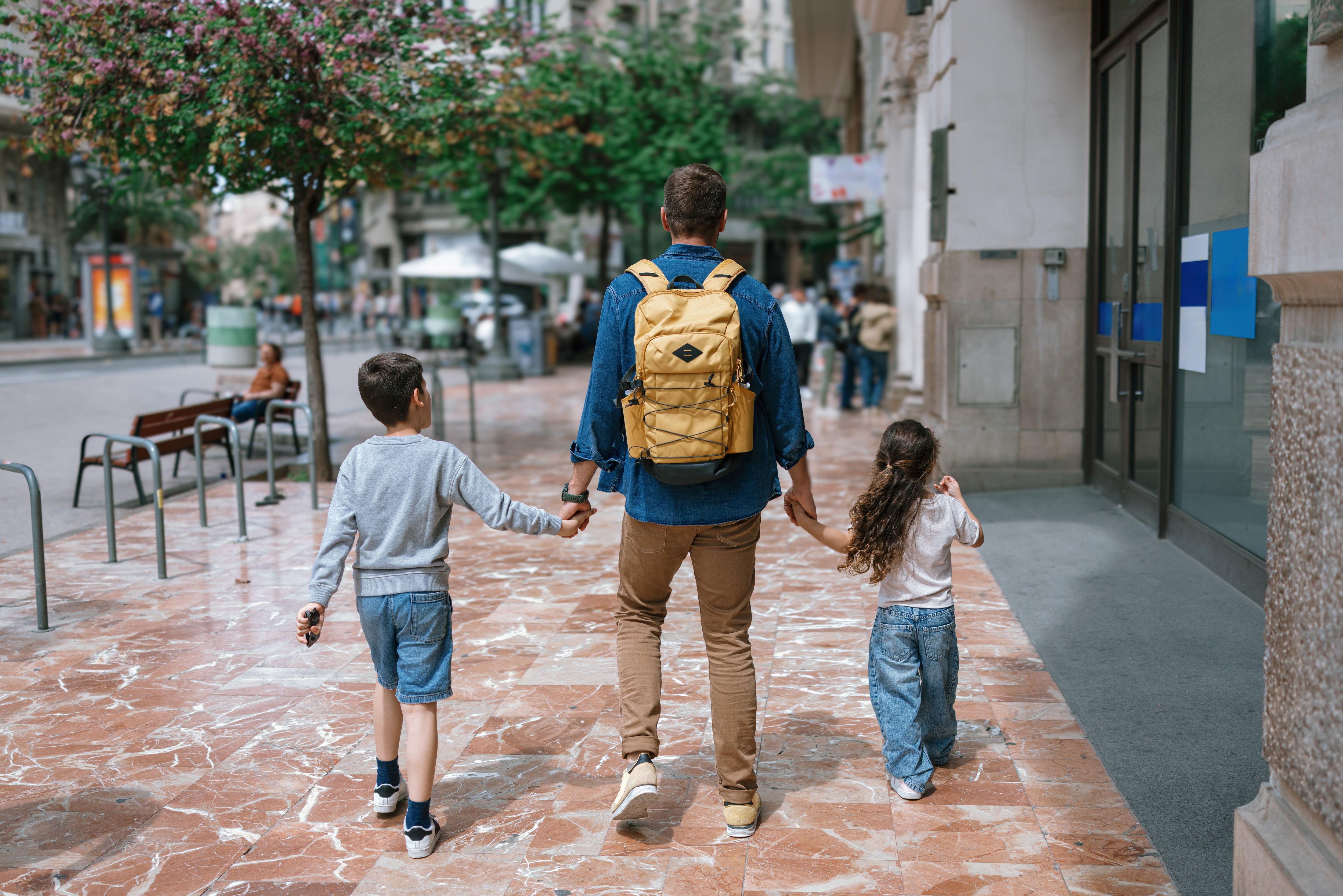 Una familia pasea por València