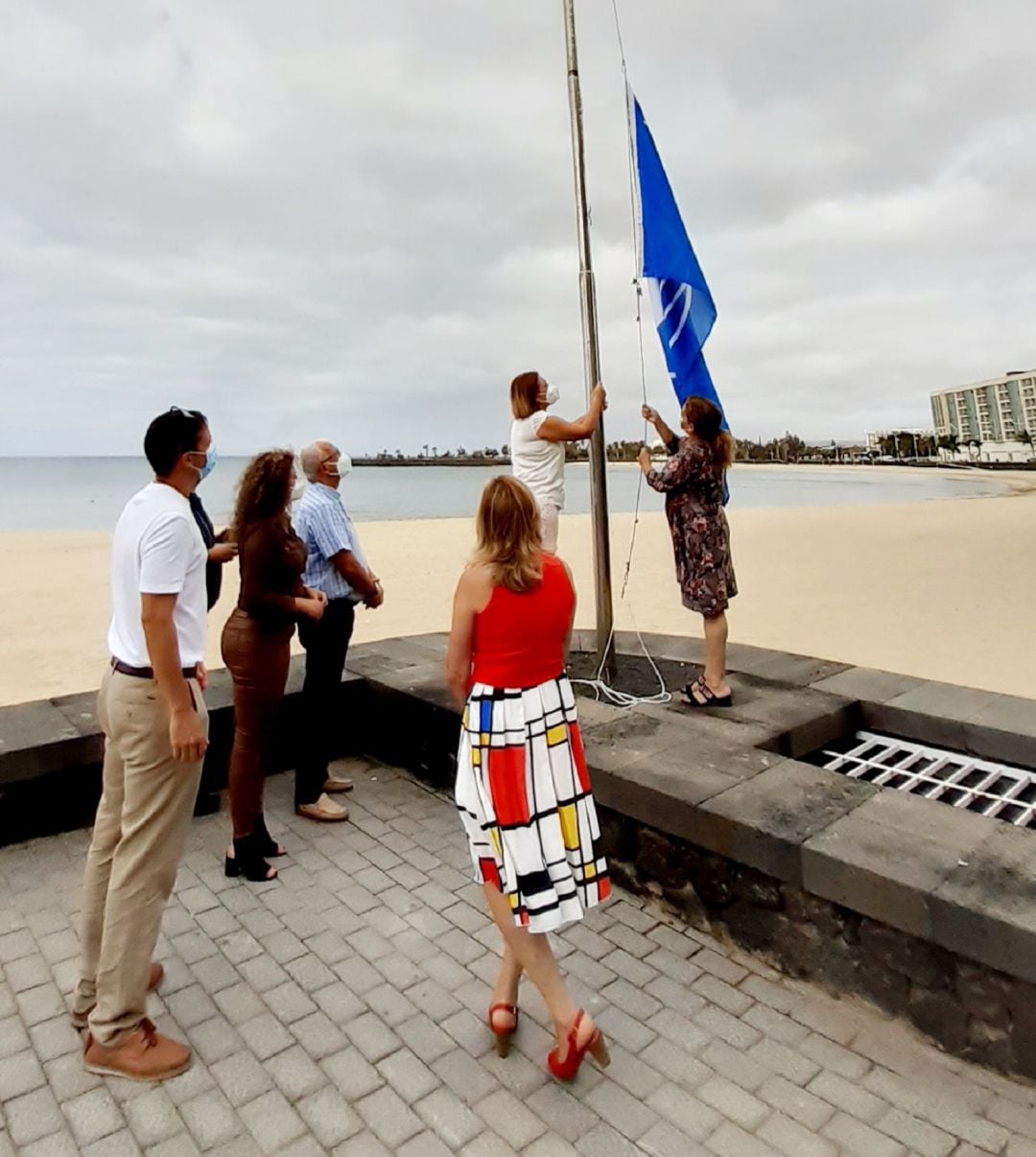 Izado de la bandera azul en la playa del Reducto.