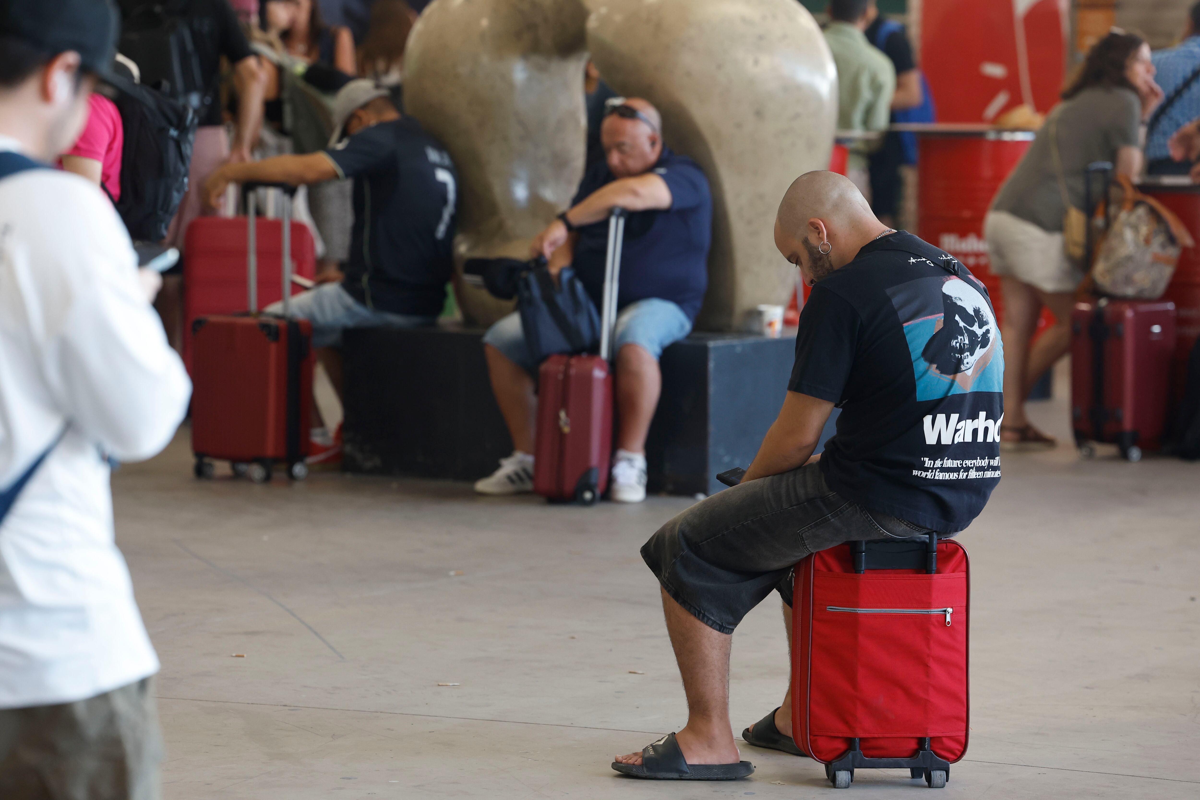 MADRID, 14/08/2025.- Viajeros esperan en la estación de Chamartín este jueves en el que la línea de alta velocidad ferroviaria entre Madrid y Galicia continúa interrumpida pendiente de reanudar el servicio a consecuencia del incendio en la provincia de Ourense, cuando se inicia el puente de la virgen de la Asunción, el &#039;ferragosto&#039;, la épcoa del año con más desplazamientos. EFE/ Chema Moya
