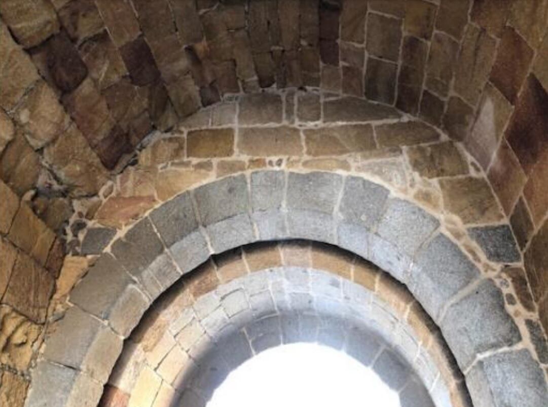 En el interior del Arco del Alcázar la humedad puede provocar desprendimientos del mortero y pequeñas piedras