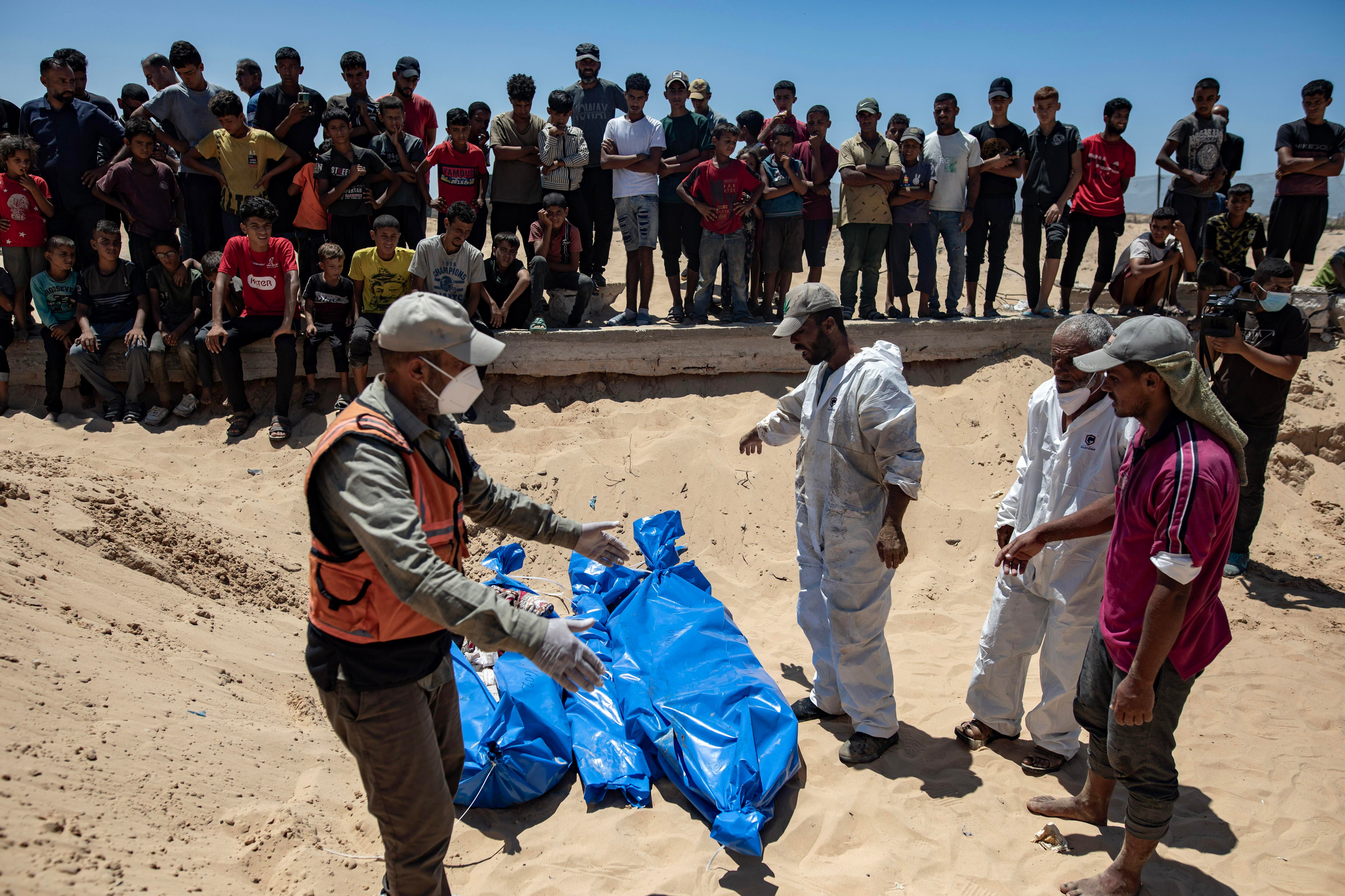 Palestinos entierran 84 muertos en Khan Yunis después de que Israel devolviera sus cuerpos