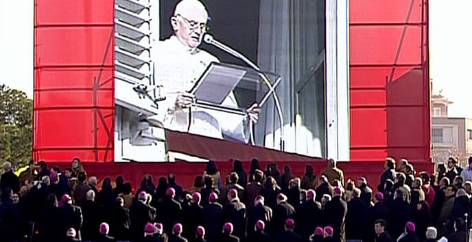 El papa Benedicto XVI saluda a los participantes en el acto por la familia en la plaza de Colón de Madrid