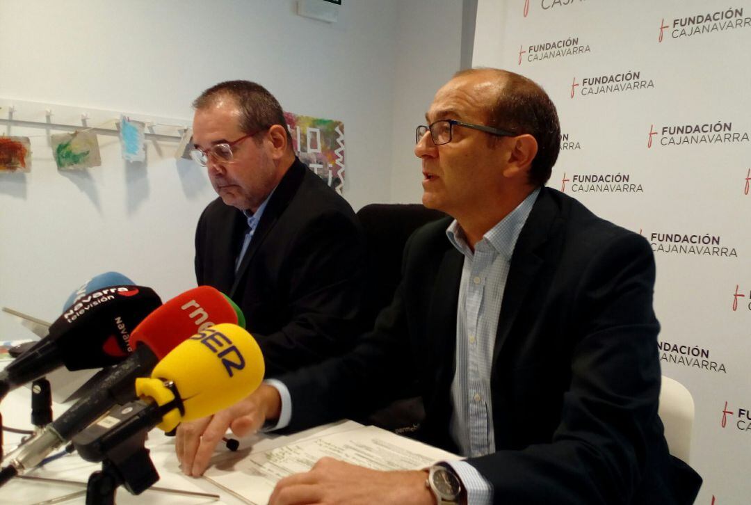 En primer plano, el director de la Fundación Caja Navarra, Javier Fernández Valdivielso, y junto a él, Javier Miranda Erro, presidente de la institución.