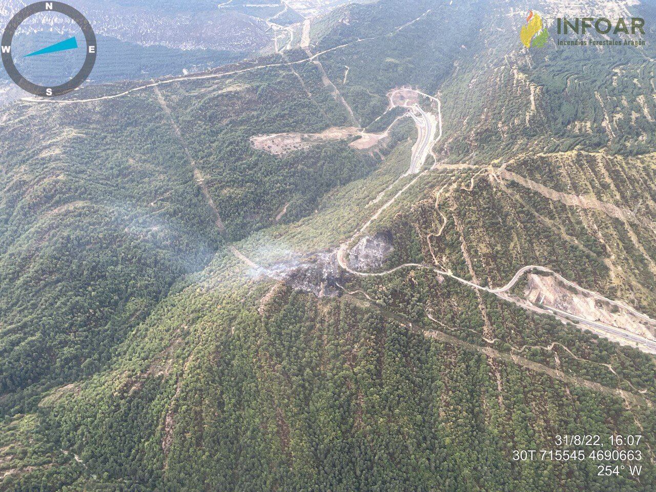 Imagen aérea tomada sobre las 16 horas de la zona afectada por el fuego, junto a los túneles de Monrepós
