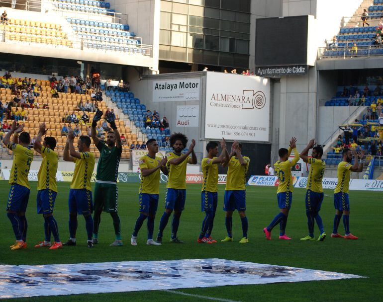 El Cádiz saluda a su afición en Carranza