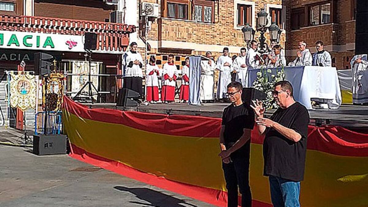 Charlamos con Josúe Cuesta, uno de los encargados de la Escuela diocesana de ‘Lengua de signos’ en Fuenlabrada