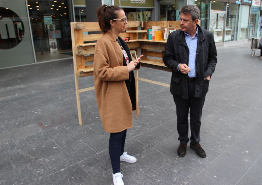 La dejada de Cultura, Juncal Eizaguirre y el alcade, José Antonio Santano, junto a uno de los soportes para compartir libros en la calle.