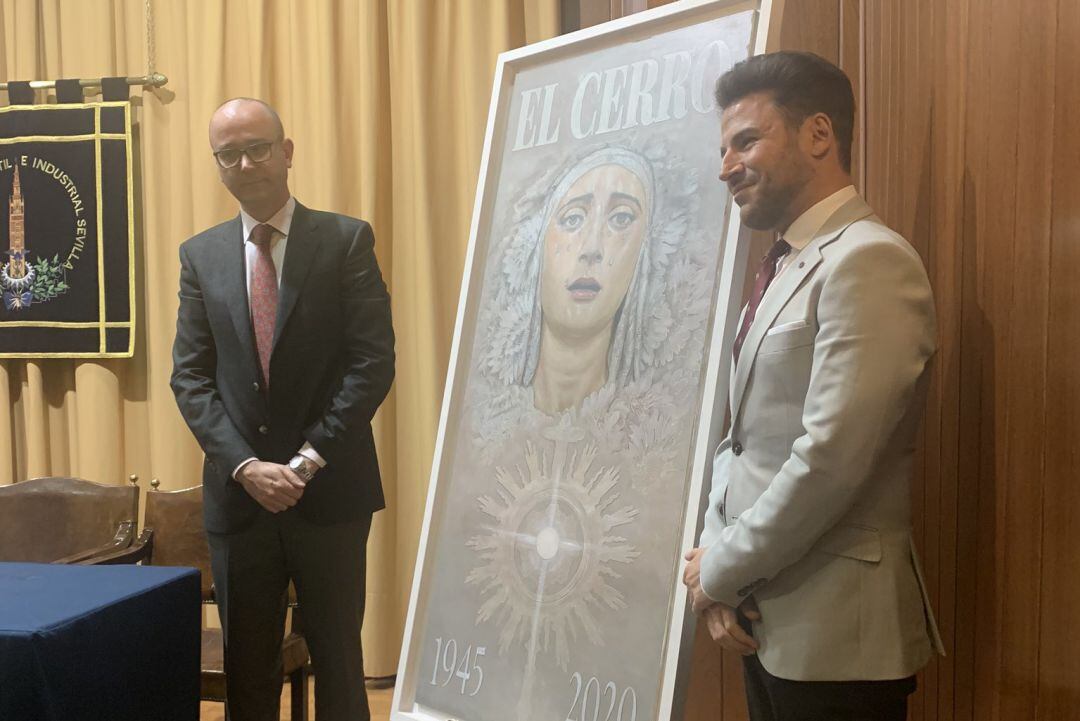 El hermano mayor, Manuel Zamora, y el joven artista Jonathan Sánchez Aguilera muestran el cartel del 75 aniversario del Cerro