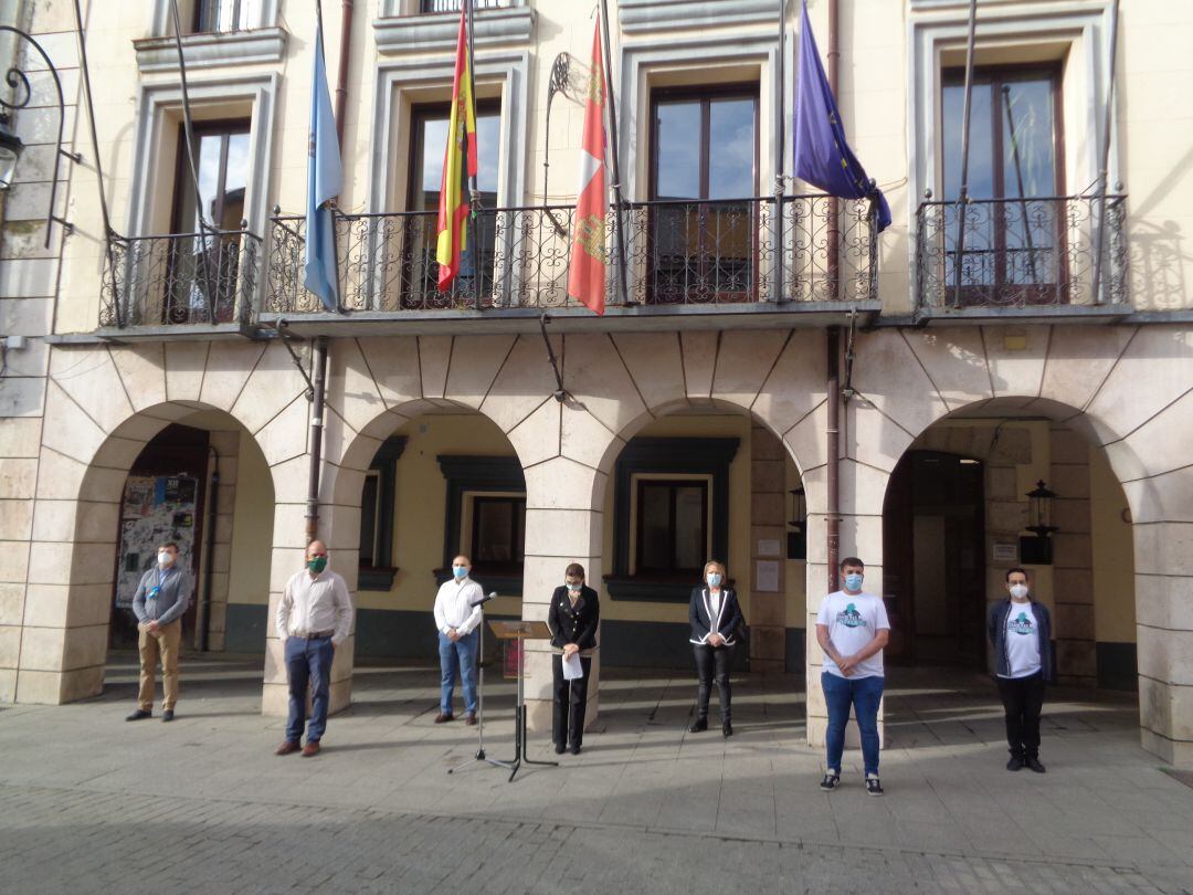 Representantes de toda la corporación local guardan un minuto de silencio