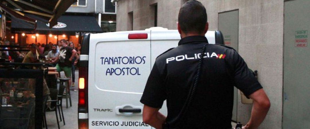 Momento en el que el cuerpo es trasladado desde la calle de la Estrella