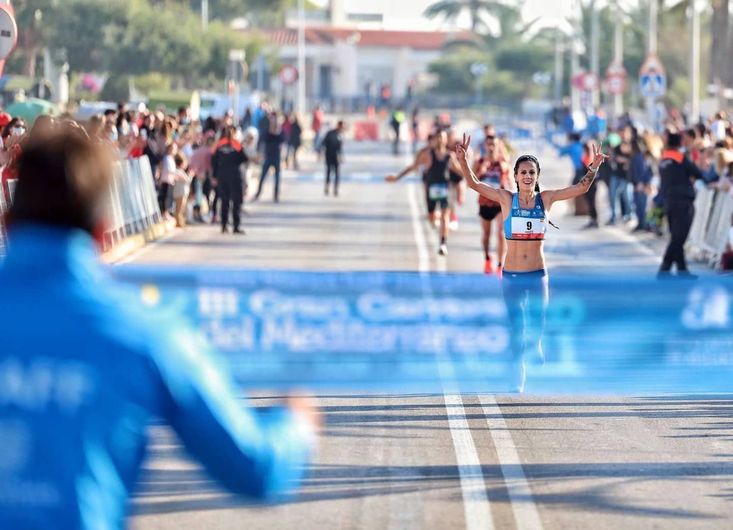 Entrada a meta de la ganadora