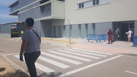 Familiares de pacientes esperando a las puertas del hospital de Gandia