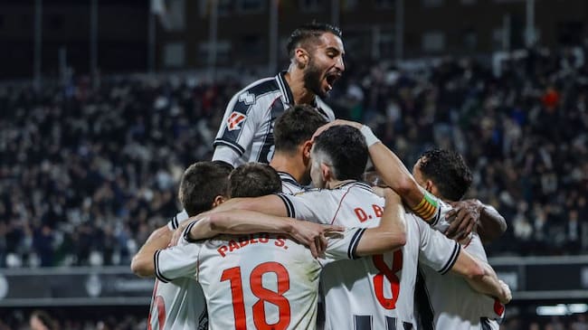 El equipo del CD Castellón celebrando un gol en Castalia