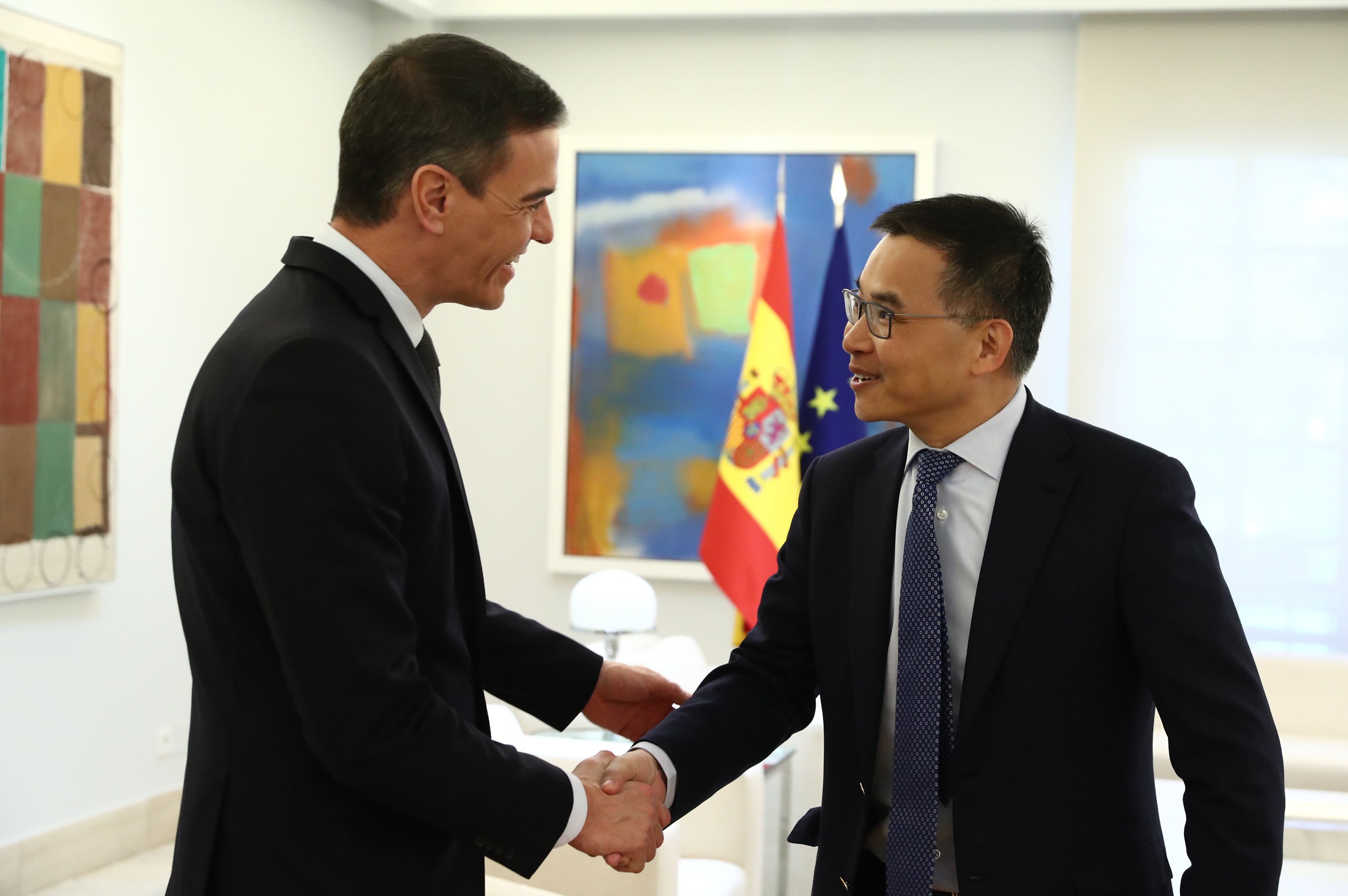 MADRID, 28/02/2024.-El presidente del Gobierno, Pedro Sánchez, ha mantenido esta miércoles una reunión en el complejo de la Moncloa con el presidente de Envision Group, Ley Zhang, quien le ha anunciado el inicio de la construcción de la gigafactoría de baterías para vehículos eléctricos en Navalmoral de la Mata (Cáceres), este primer semestre del año. EFE/Pool Moncloa/Fernando Calvo***SOLO USO EDITORIAL/SOLO DISPONIBLE PARA ILUSTRAR LA NOTICIA QUE ACOMPAÑA (CRÉDITO OBLIGATORIO)***