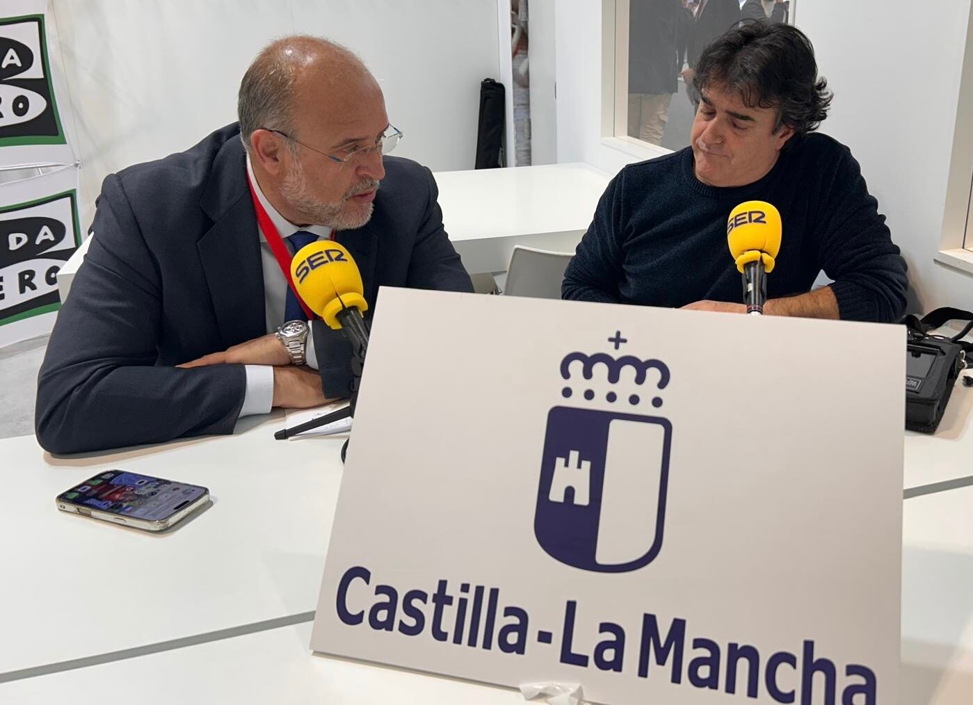 Paco Auñón (Dch), director y presentación de Hoy por Hoy Cuenca, entrevista a José Luis Martínez Guijarro, vicepresidente primero del Gobierno de Castilla-La Mancha.