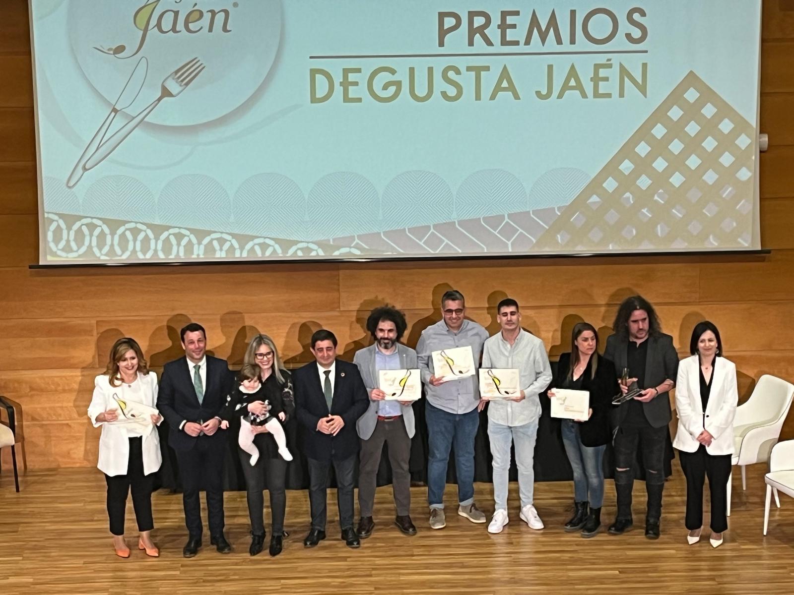 Galardonados con los Premios &#039;Degusta Jaén&#039; con diputados provinciales y el presidente de la Diputación, Francisco Reyes (cuarto por la izqda).