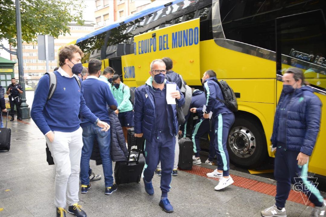 Cervera baja del bus en un desplazamiento del Cádiz.