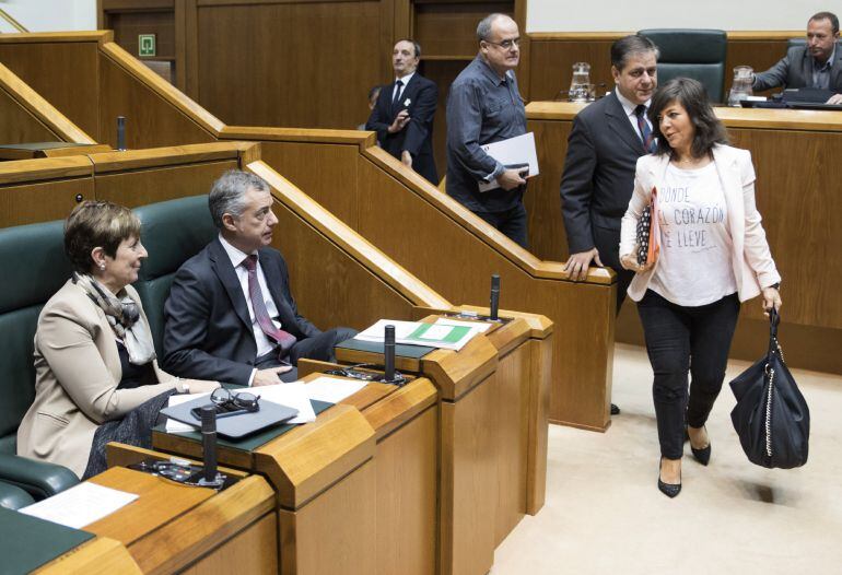 Iñigo Urkullu saluda a la secretaria del PP en el País Vasco, Nerea Llanos a su llegada hoy al pleno de control del Parlamento Vasco