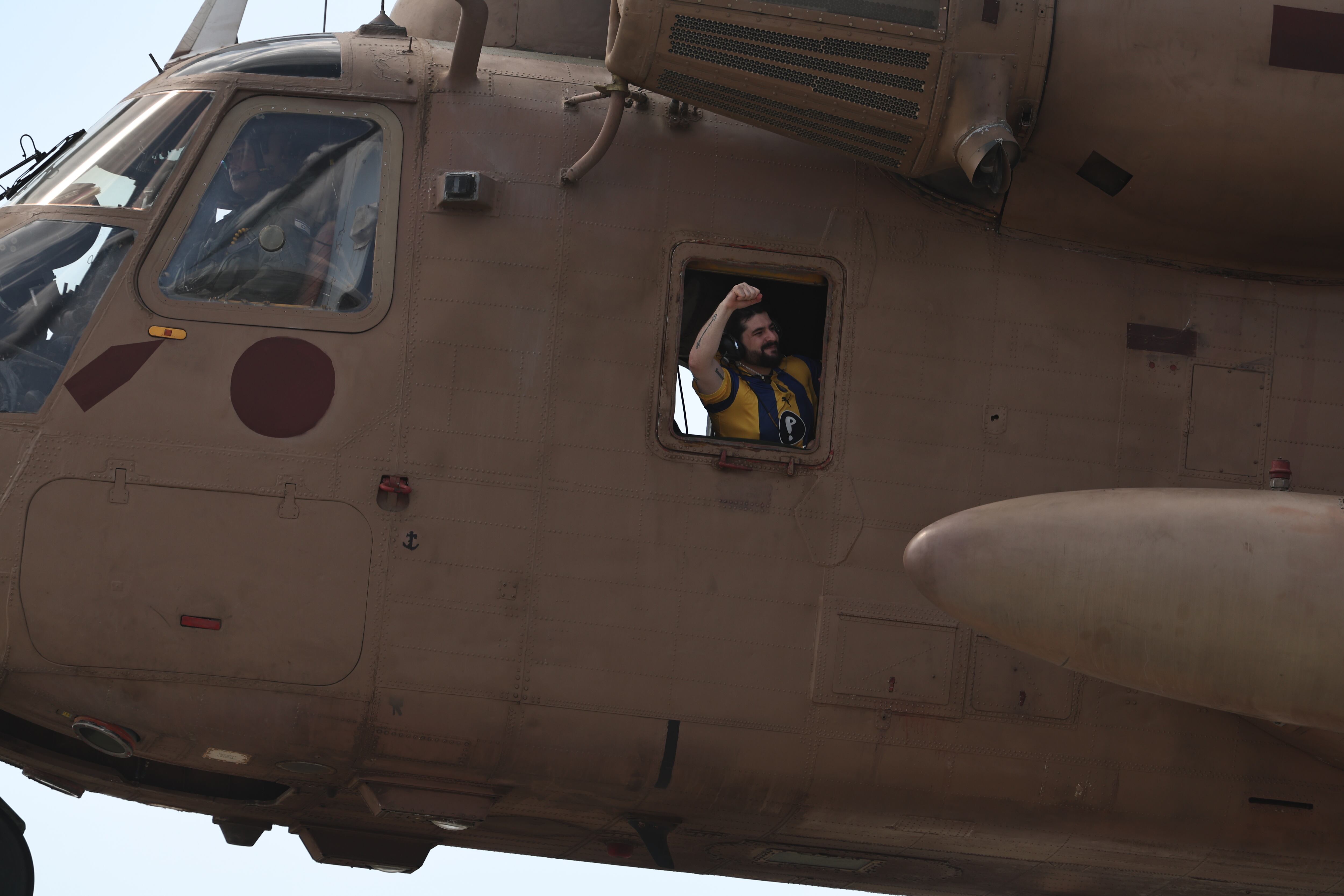 El rehén Ziv Berman saluda desde un helicóptero tras ser liberado