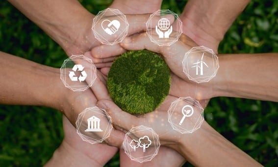 Instalar placas fotovoltaicas no solo ayuda al medioambiente, sino que también permite ahorrar en la factura de la luz (vía Getty Images)