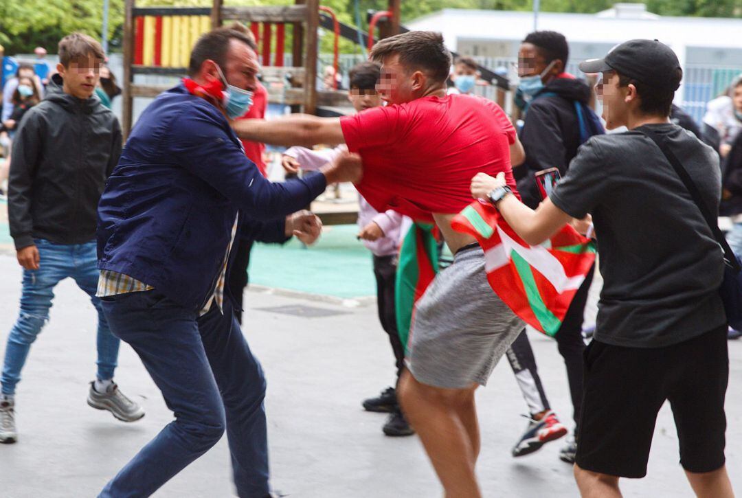 Enfrentamientos durante el mitin de cierre de campaña de las elecciones vascas de Vox en Vitoria.