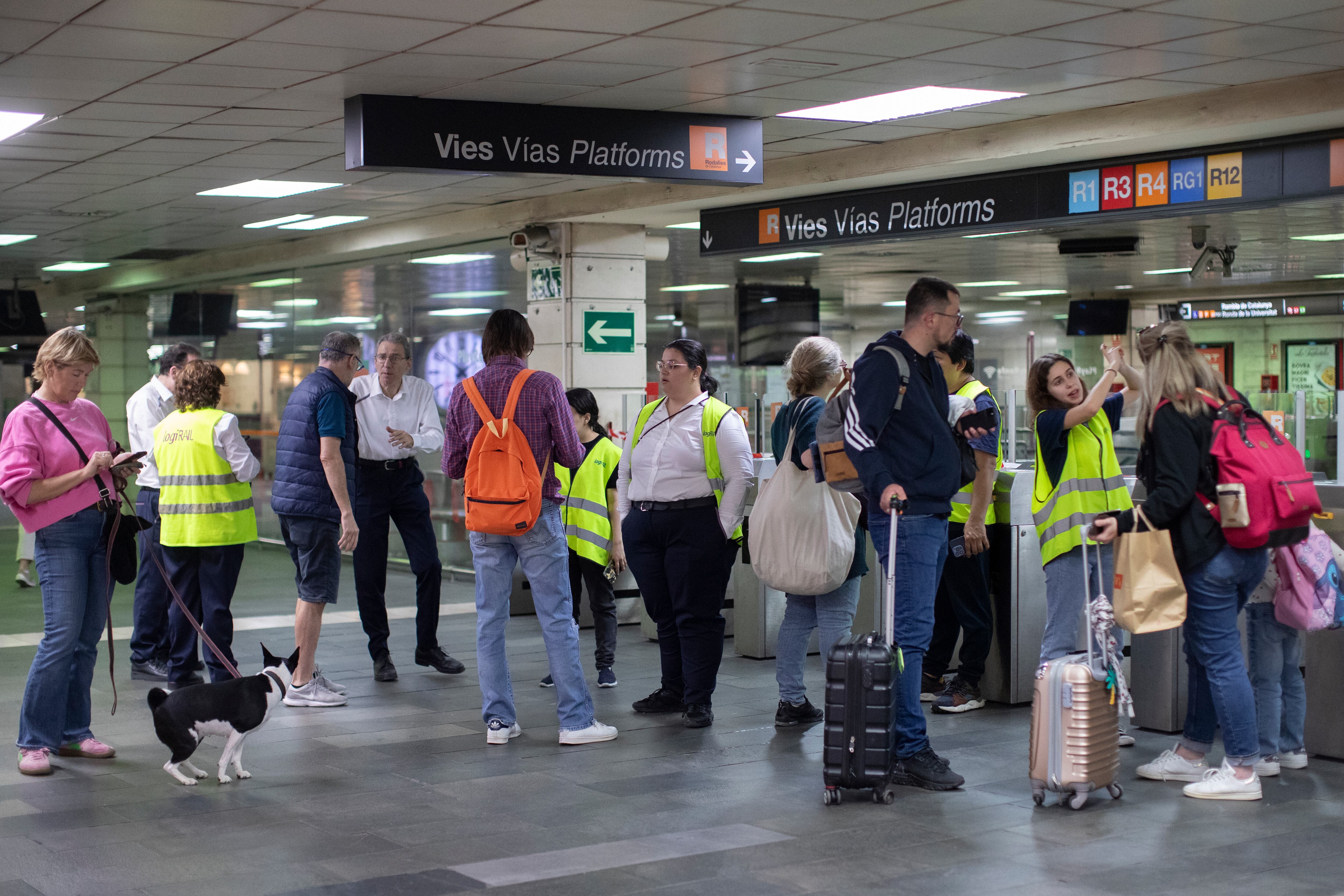 Vista de los usuarios en la estación de cercanías de Renfe de Plaça Catalunya, este domingo en que ha habido se ha suspendido el servicio debido a las incidencias ocurridas en Rodalies a raíz de un nuevo robo de cobre .- EFE/Marta Pérez