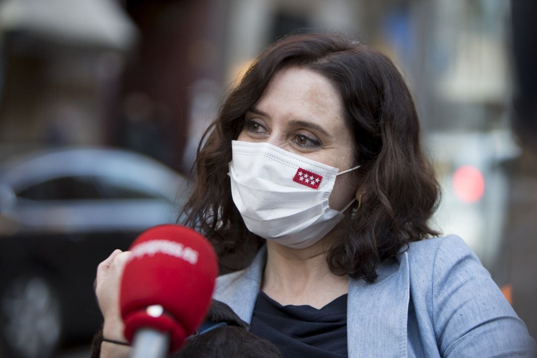 Isabel Díaz Ayuso abandona la terraza en la que ha comido, en Madrid.