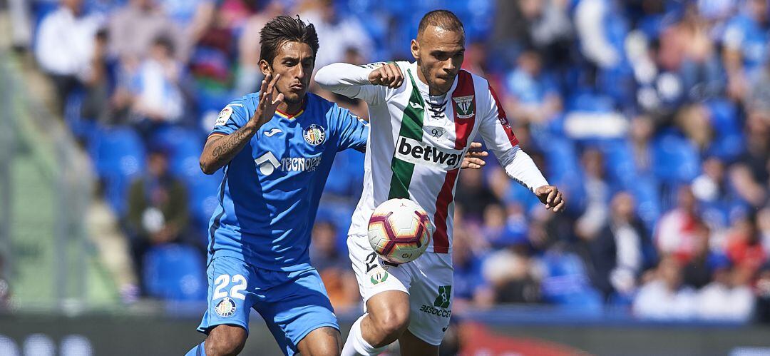 El azulón Damián Suárez pugna por un balón con el pepinero Martin Braithwaite en el derbi de la temporada pasada en el Coliseum.