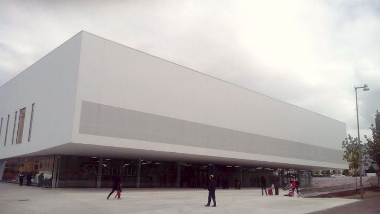 El centro cívico de Salburua ha recibido esta tarde a sus primeros usuarios