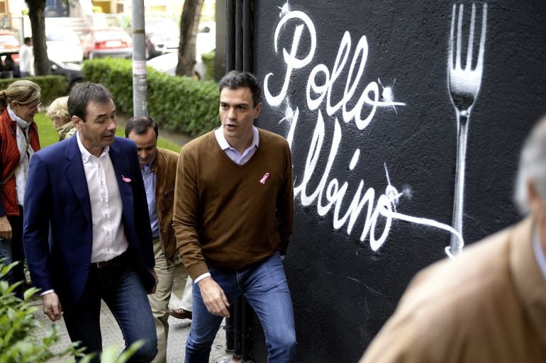 GRA021 MADRID, 19/10/2014.- El secretario general del PSOE, Pedro Sánchez (d), acompañado del líder del PSM, Tomás Gómez, durante su visita a una agrupación socialista en la localidad madrileña de Coslada en la jornada de primarias para elegir a los candidatos para las alcaldías de 70 municipios de más de 20.000 habitantes y para la presidencia de la Canarias, Navarra y Ceuta. EFE/Víctor Lerena