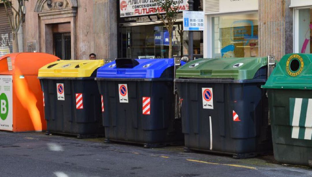 Durante una inspección realizada en las inmediaciones, los agentes han localizado en el interior de un contenedor de basura a un varón, que se correspondía con la descripción física del presunto autor y que llevaba la caja registradora sustraída en el local.