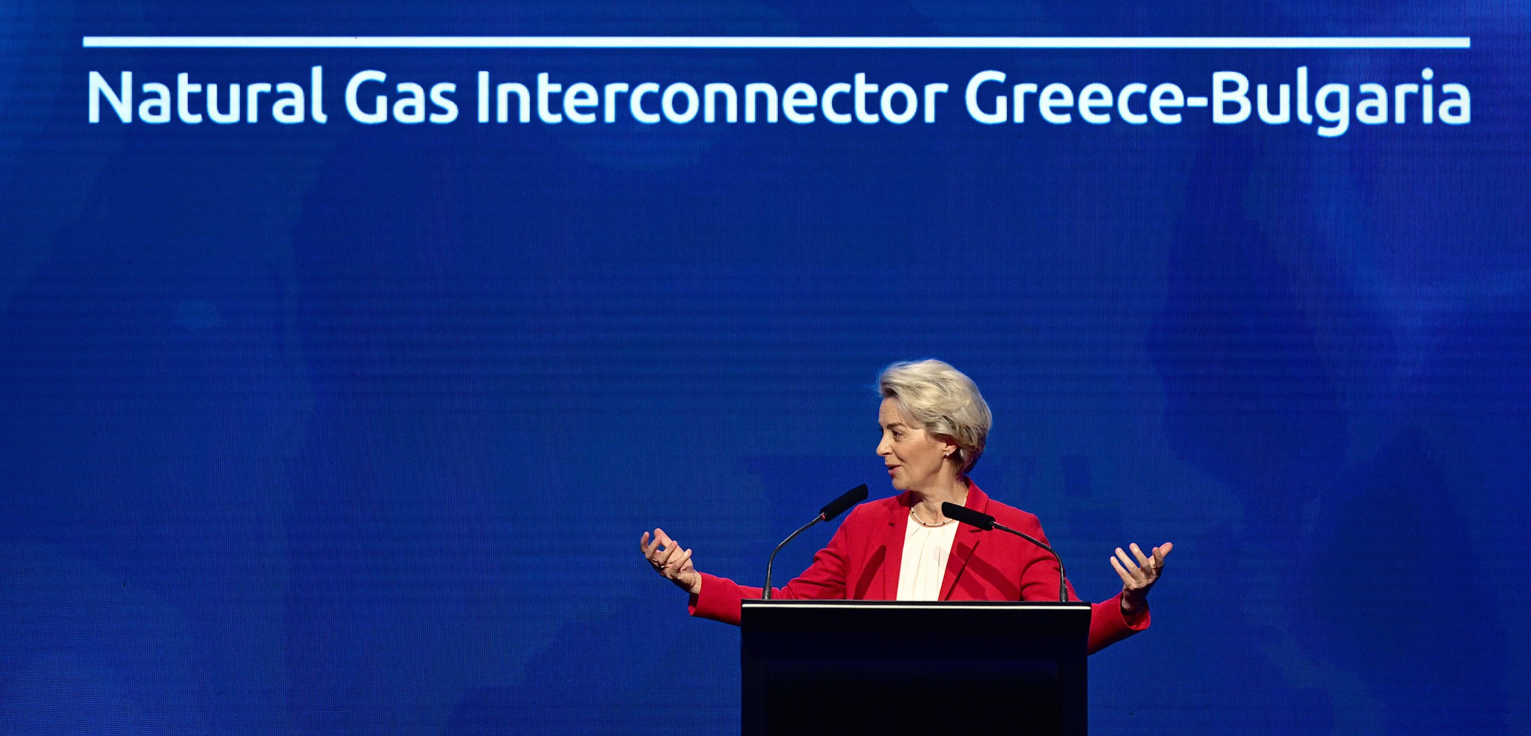 La presidenta de la Comisión Europea, Ursula von der Leyen, interviene durante la ceremonia sobre el sistema de conexión gasístico entre Grecia y Bulgaria, celebrada el sábado en Sofía.