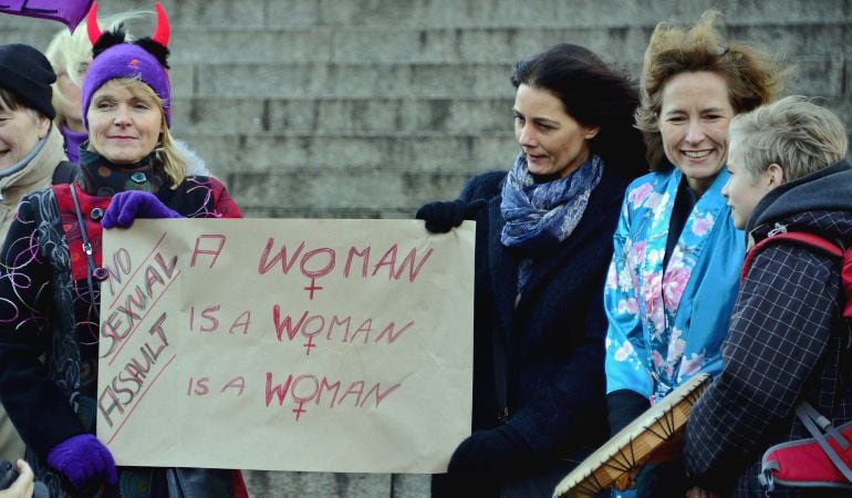 Varias mujeres concentradas frente a la catedral de Colonia (Alemania) muestran su rechazo a los ataques sexuales de Nochevieja.