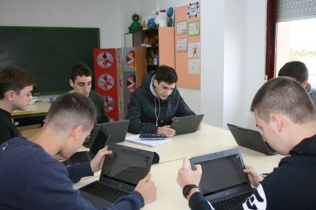 Alumnos de La Vaguada con nuevas tecnologías de aprendizaje.