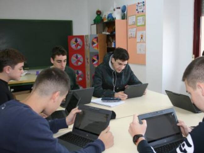 Alumnos de La Vaguada con nuevas tecnologías de aprendizaje.