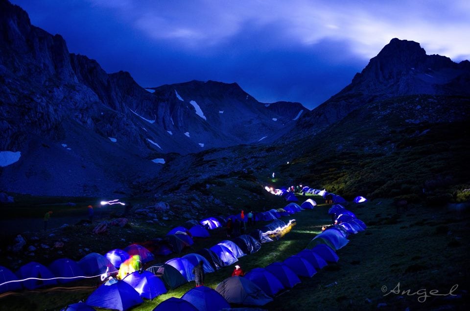 La acampada nocturna es otra seña de identidad de la Babia Sherpa Tour / Ángel