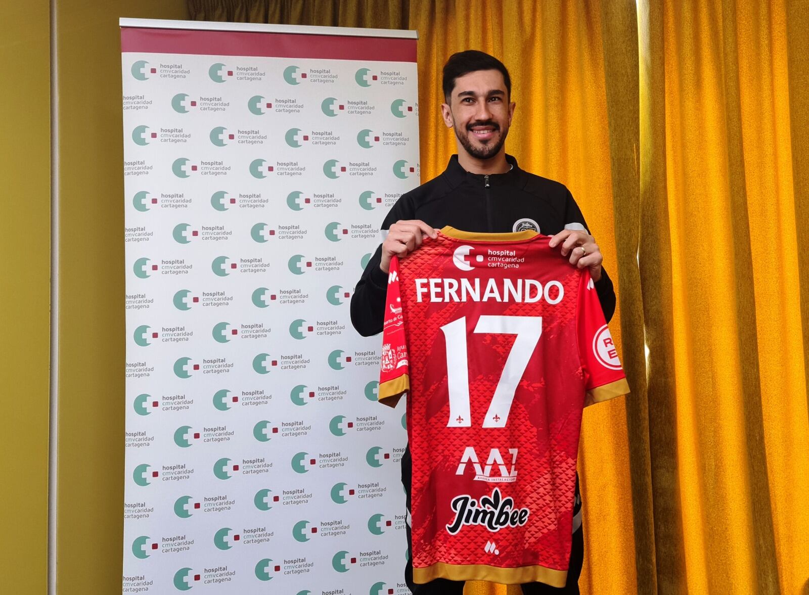 Fernando Drasler posa con la camiseta del Jimbee